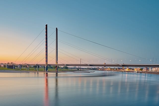 Immobilienmakler in Düsseldorf - Titel 1 Der Rhein in Düsseldorf: Ein Fluss voller Geschichte, Kultur und Lebensqualität